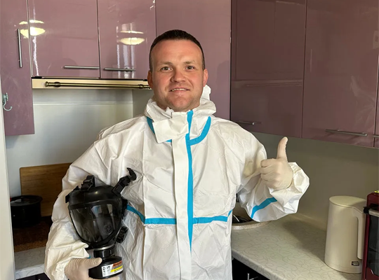 Михаил с сертификатами о дезинсекции